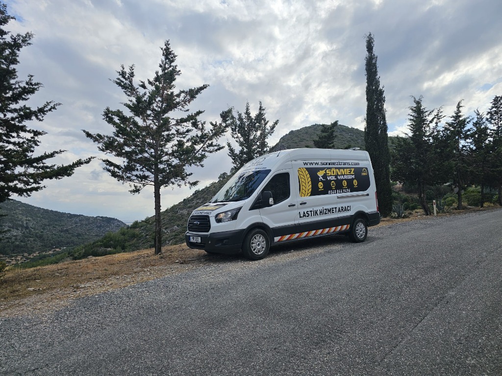 Girne Oto Lastik Tamiri Ekibi ve Dağ Manzarası